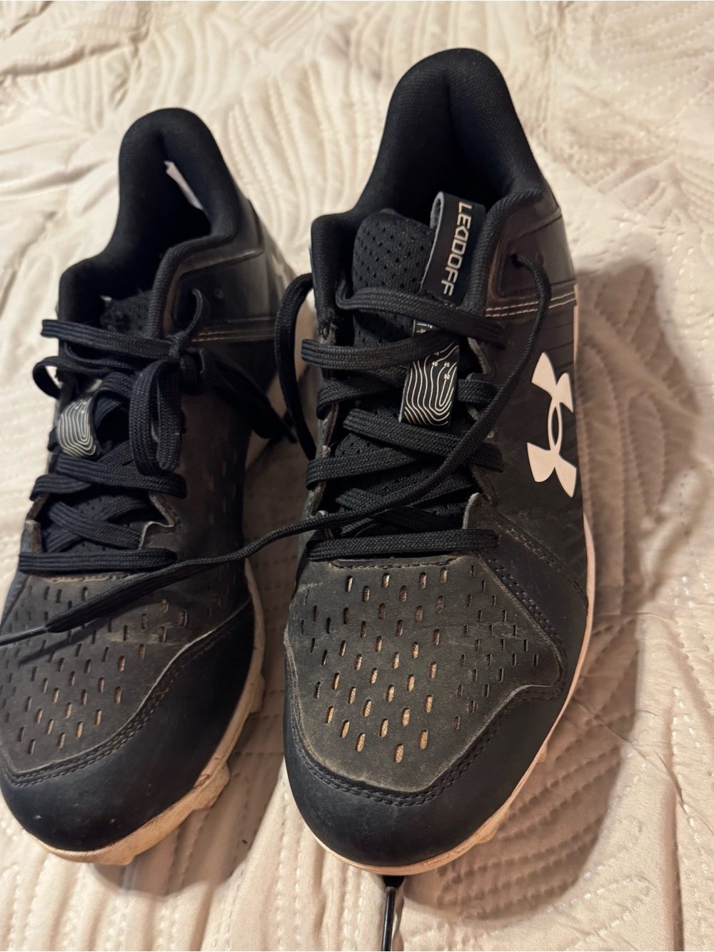 Under Armour Men’s Black and White Baseball Cleats Sz 7-1/2
